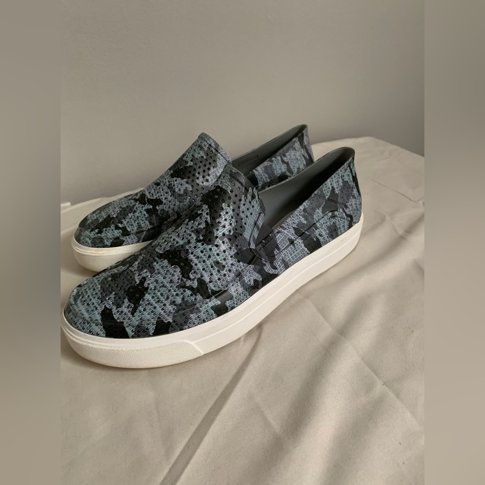 Crocs size 11